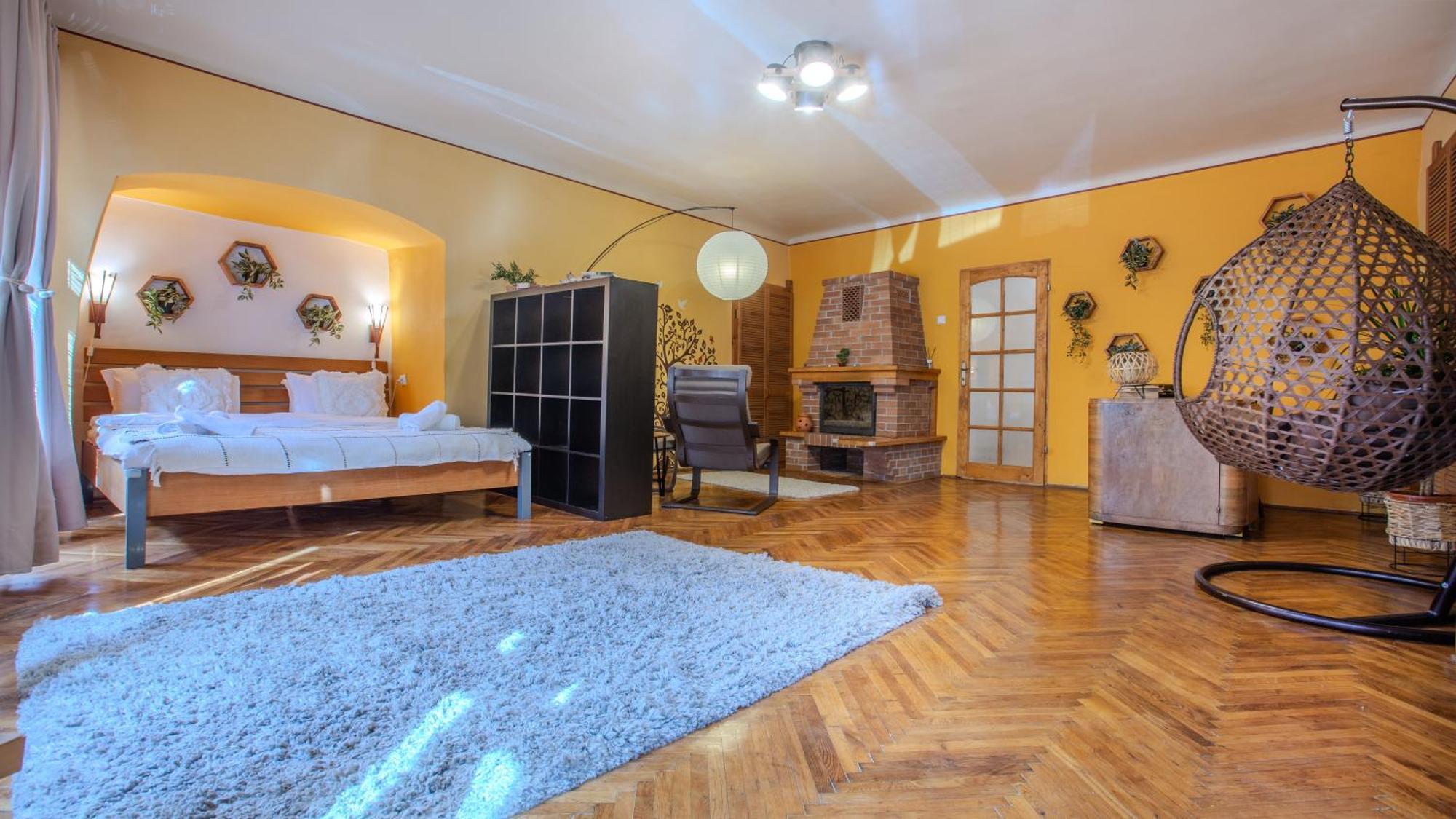 Tree House-Old Town Brasov Apartment Bagian luar foto