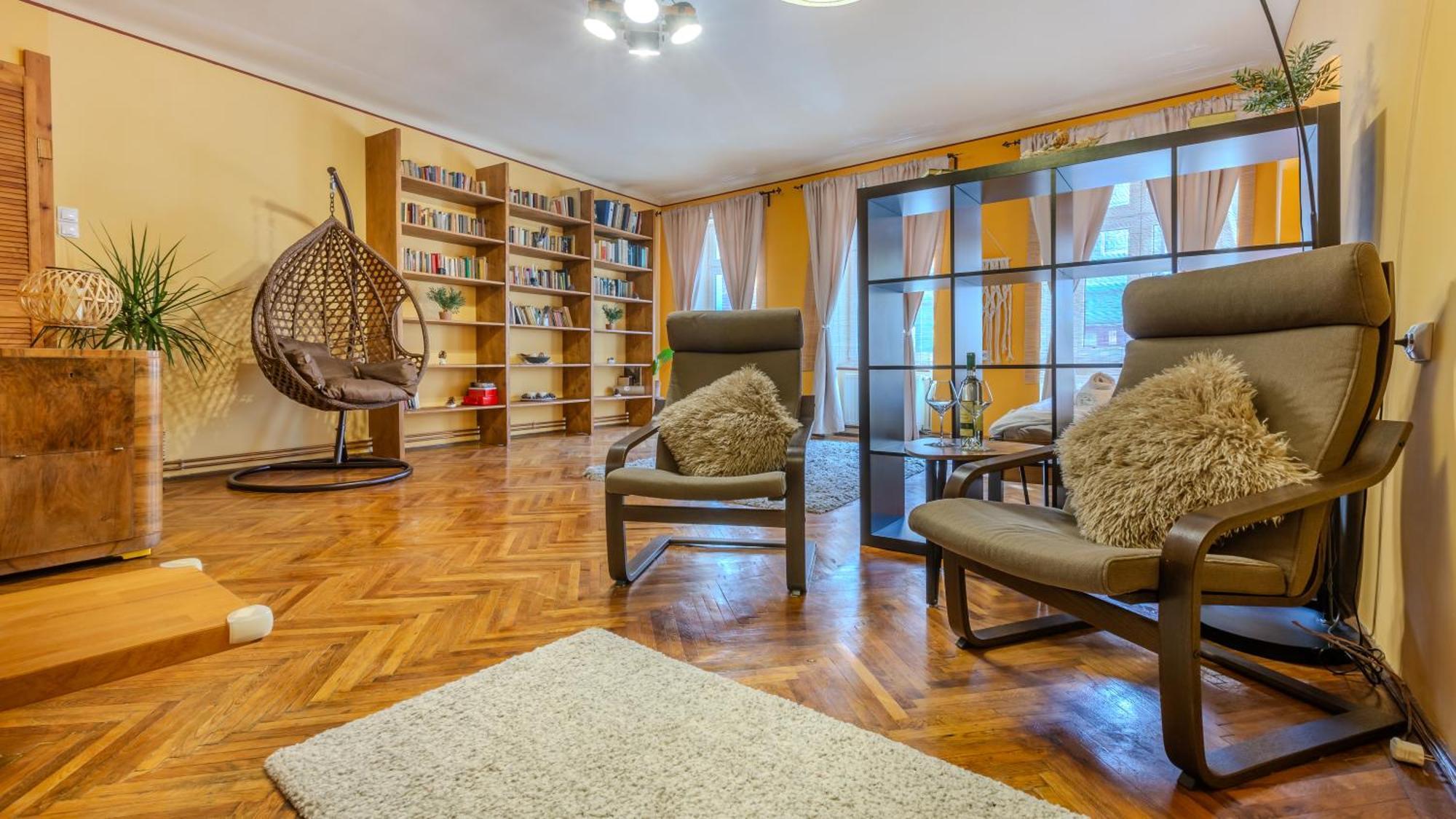 Tree House-Old Town Brasov Apartment Bagian luar foto