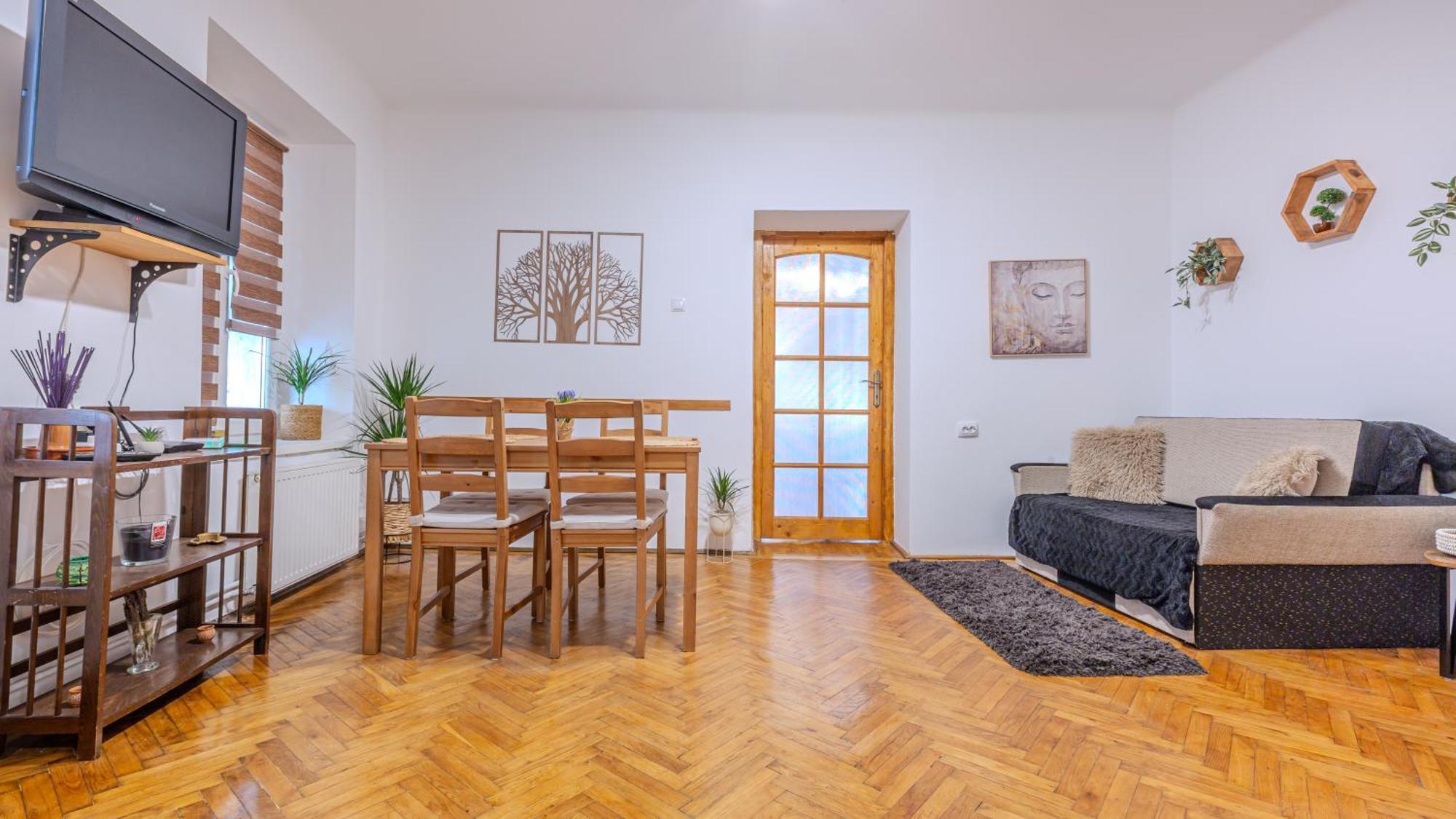 Tree House-Old Town Brasov Apartment Bagian luar foto
