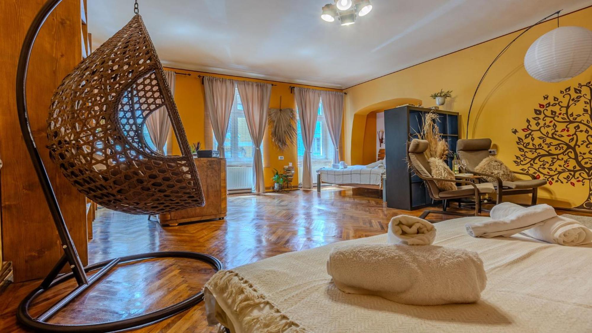 Tree House-Old Town Brasov Apartment Bagian luar foto